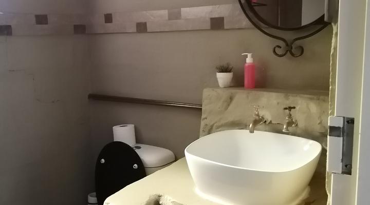 Guinea Feather Country Lodge