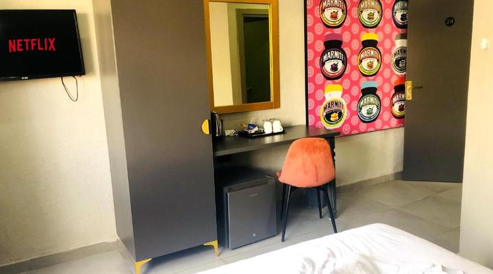 Elephant Springs Hotel & Apartments