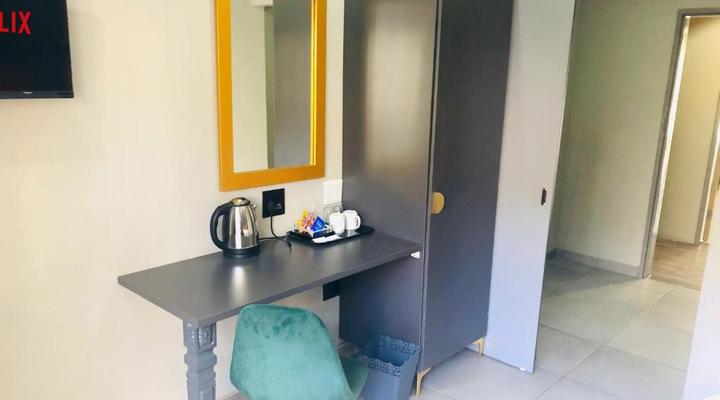 Elephant Springs Hotel & Apartments