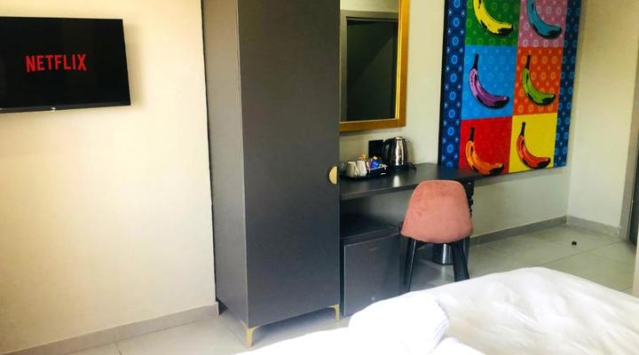 Elephant Springs Hotel & Apartments