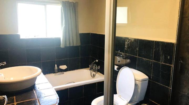 Shangri-La Country Hotel