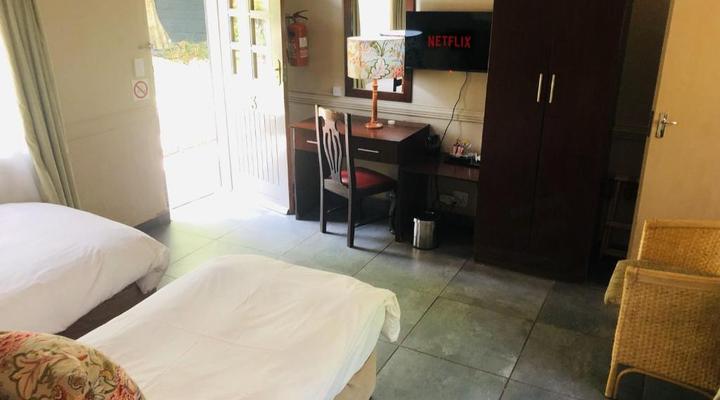 Shangri-La Country Hotel