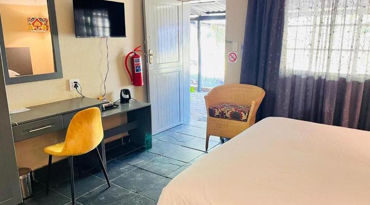 Shangri-La Country Hotel