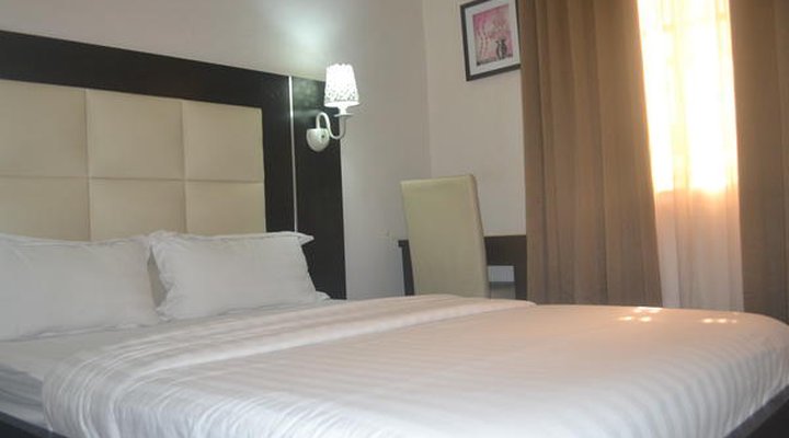 Mac Dove Lounge & Suites