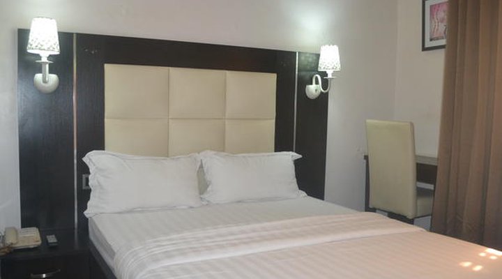 Mac Dove Lounge & Suites