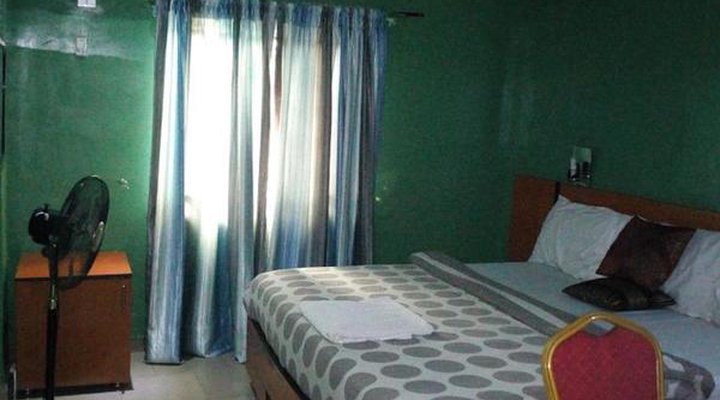 D'Czars Hotel & Suites