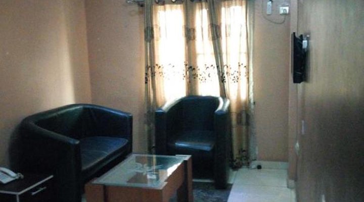 D'Czars Hotel & Suites