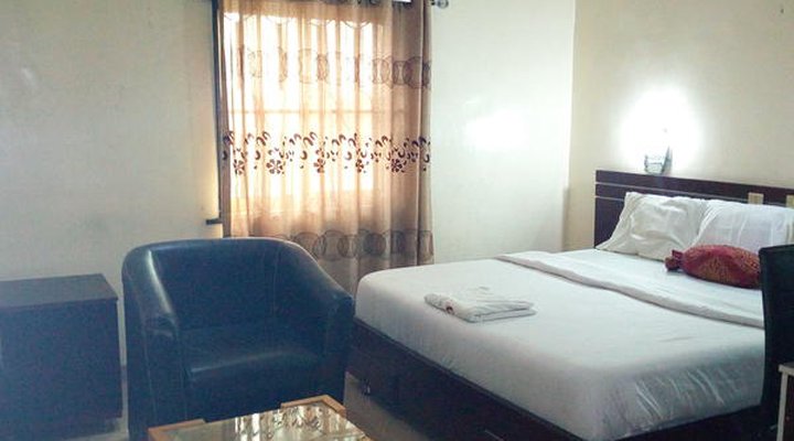 D'Czars Hotel & Suites