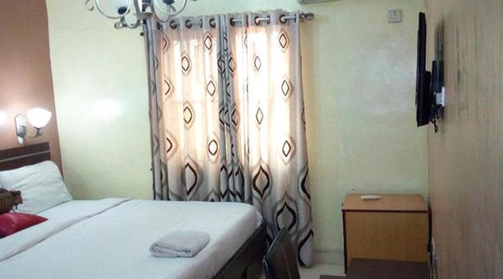 D'Czars Hotel & Suites