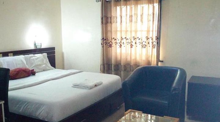 D'Czars Hotel & Suites