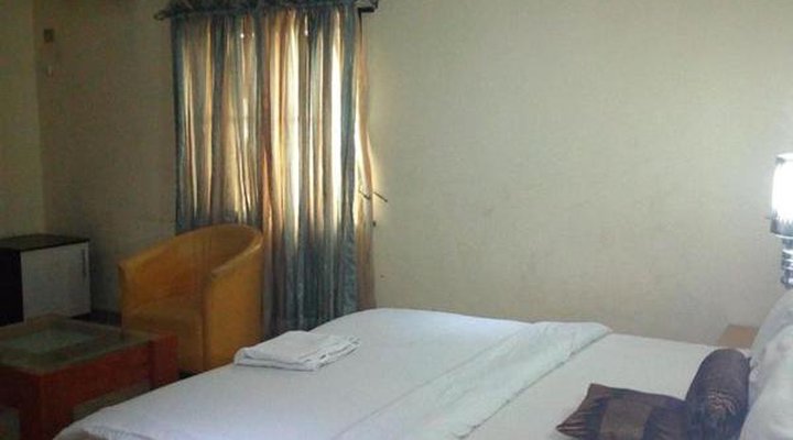 D'Czars Hotel & Suites