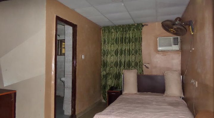 B & S Hotel & Suites