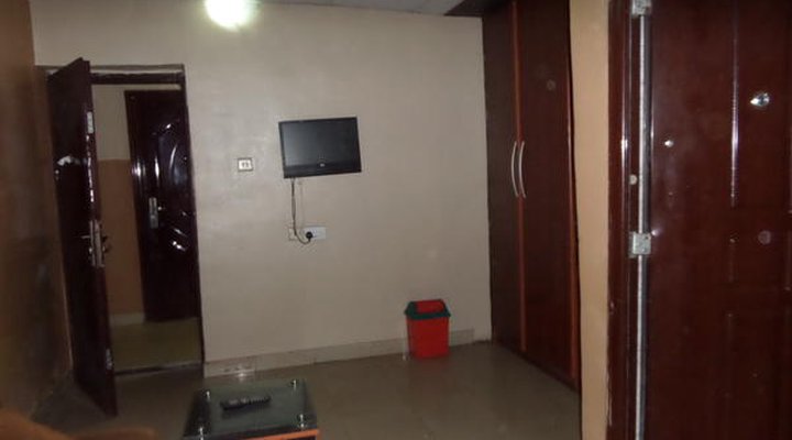 B & S Hotel & Suites