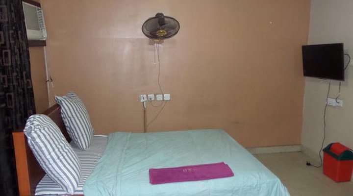 B & S Hotel & Suites