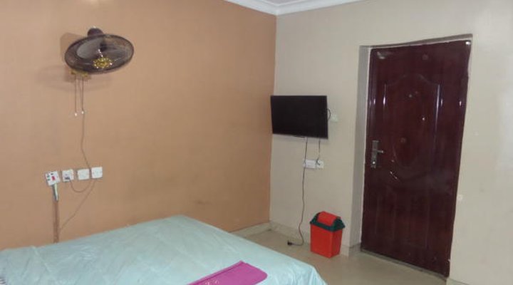 B & S Hotel & Suites