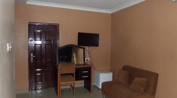 B & S Hotel & Suites