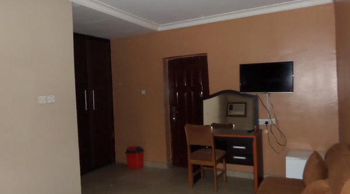 B & S Hotel & Suites