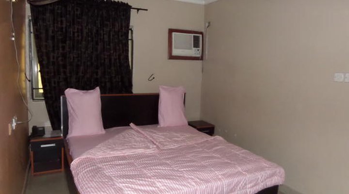 B & S Hotel & Suites