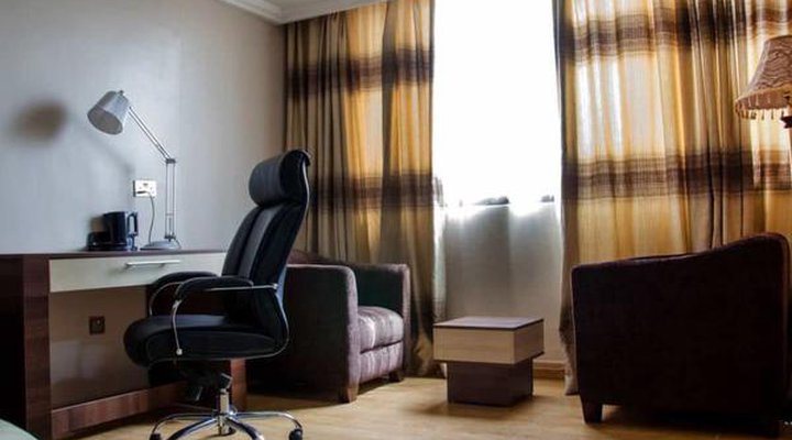 Chesterfield Hotel & Suites