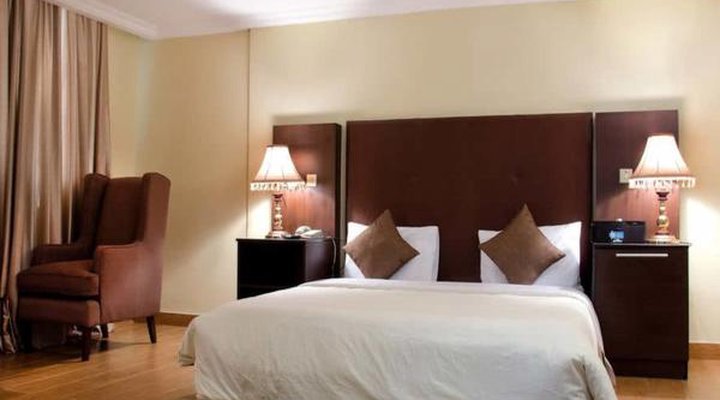 Chesterfield Hotel & Suites