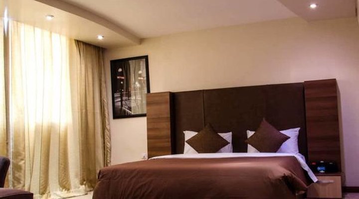 Chesterfield Hotel & Suites