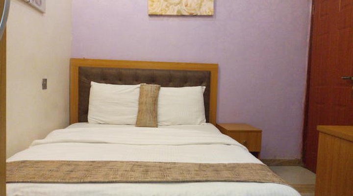 Euro Lounge and Suites