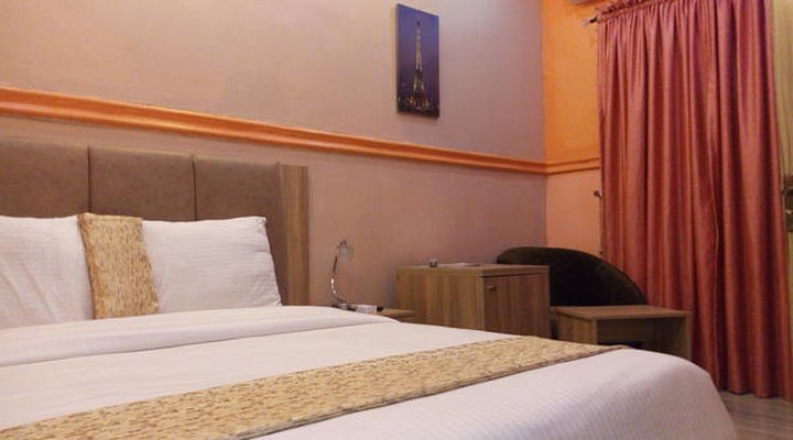 Euro Lounge and Suites