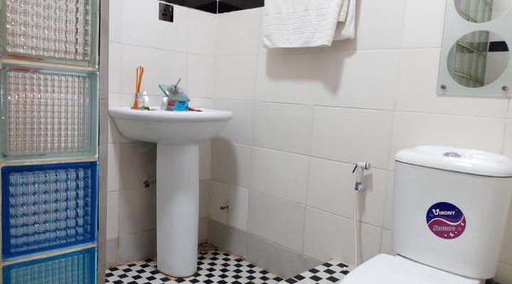 Euro Lounge and Suites