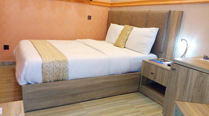 Euro Lounge and Suites