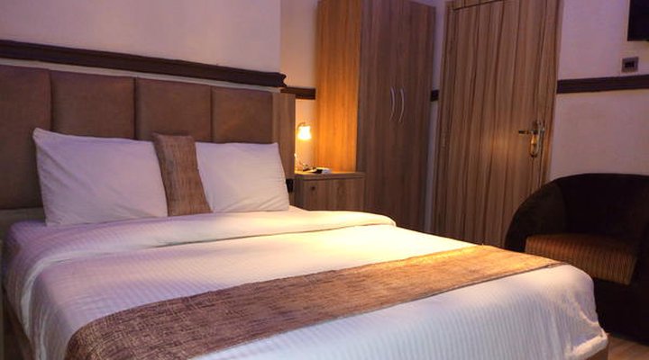 Euro Lounge and Suites