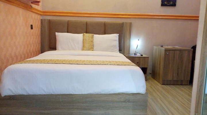 Euro Lounge and Suites