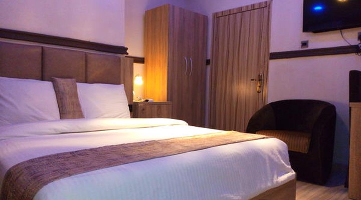 Euro Lounge and Suites