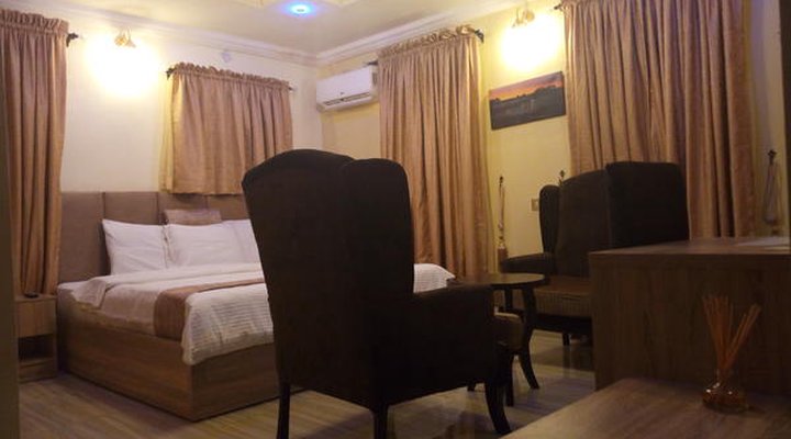 Euro Lounge and Suites