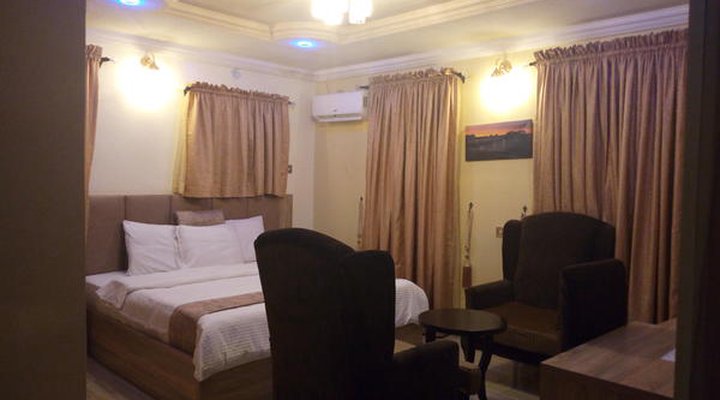 Euro Lounge and Suites