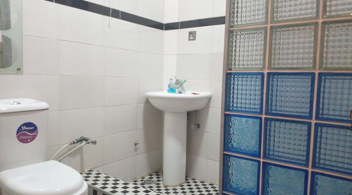 Euro Lounge and Suites