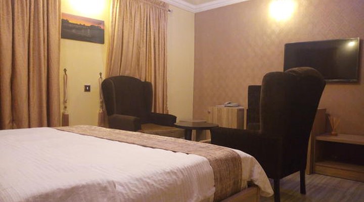 Euro Lounge and Suites