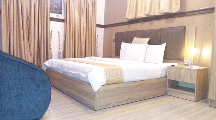 Euro Lounge and Suites