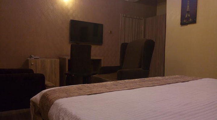 Euro Lounge and Suites