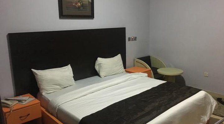 L'avalon Hotel and Suites