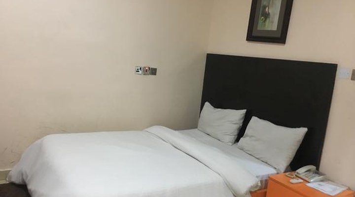 L'avalon Hotel and Suites