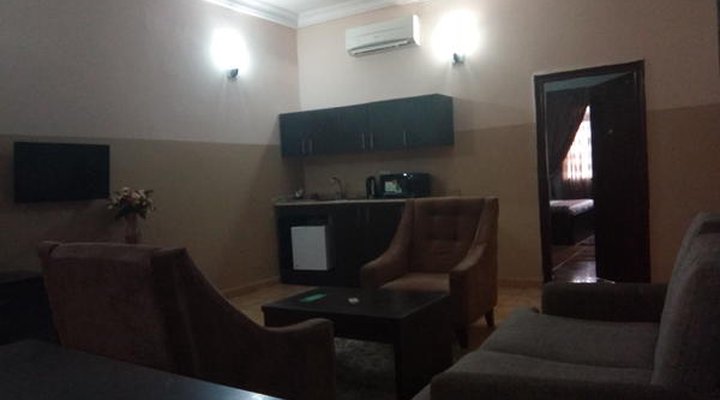 Kapital Klub And Apartment