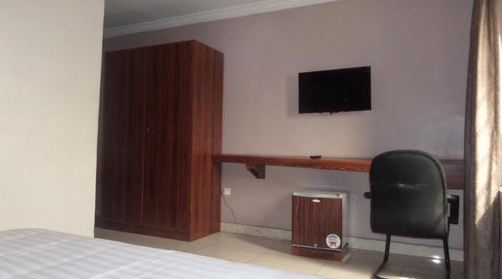 Serena Hotel & Suites