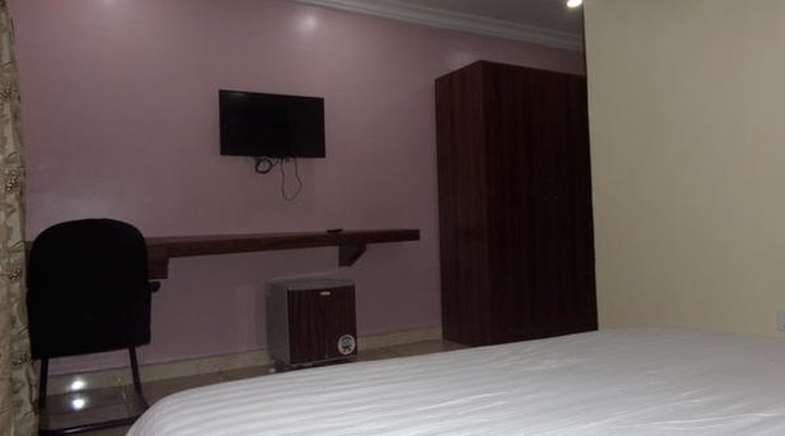 Serena Hotel & Suites