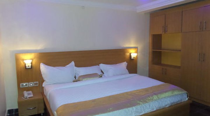 De-Golden Quest Hotel