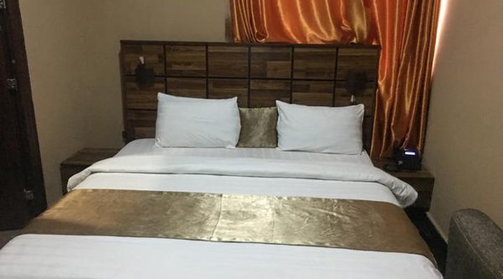 Momak 5 Hotel and Suites