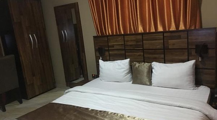 Momak 5 Hotel and Suites