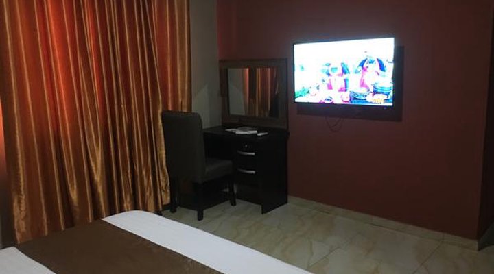 Momak 5 Hotel and Suites