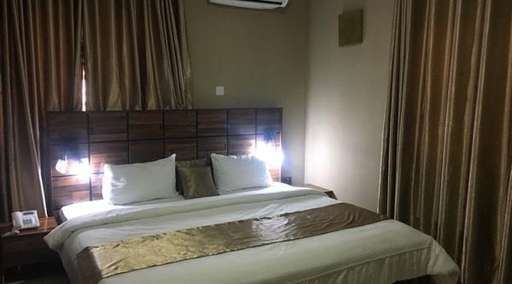 Momak 5 Hotel and Suites
