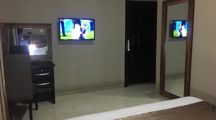 Momak 5 Hotel and Suites