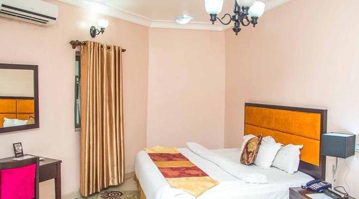 Royal Crest Hotel & Suites